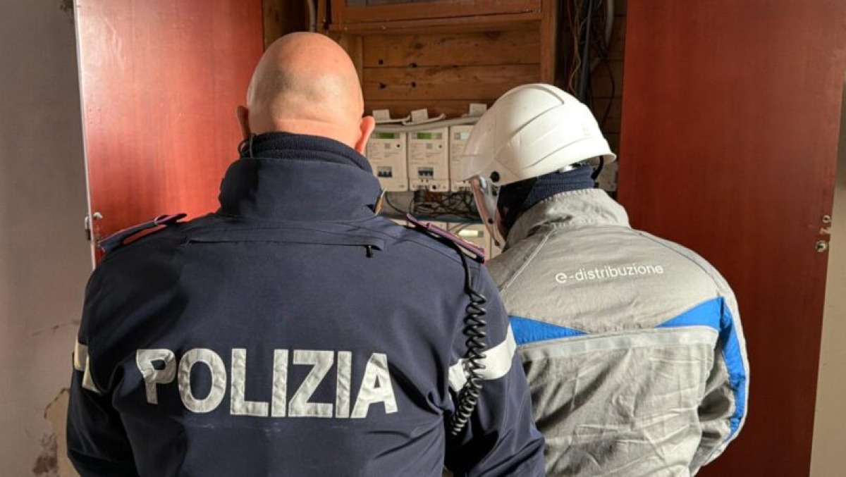Librino, scoperti 30 allacci abusivi alla rete elettrica: blitz della Polizia tra palazzine e attività commerciali - 