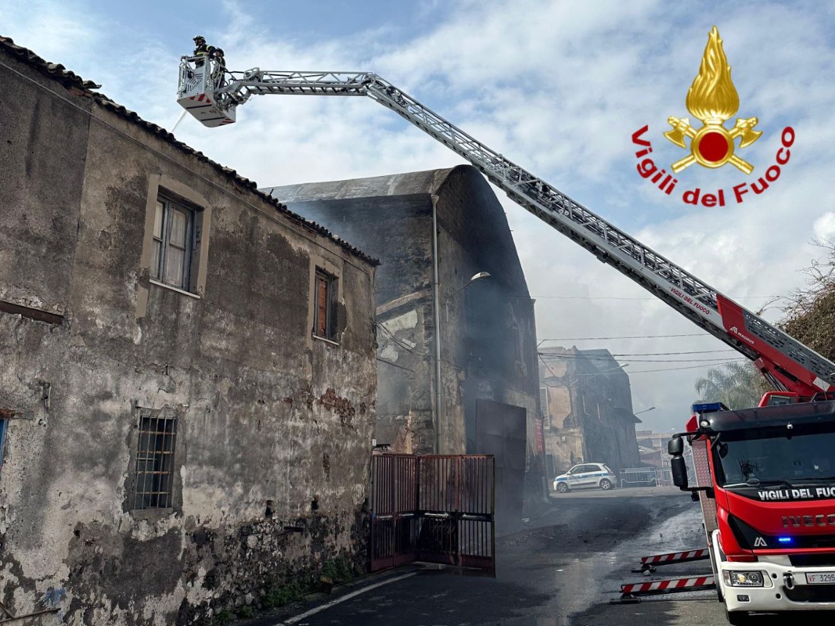 Catania, incendio nella zona sud: rifiuti in fiamme in via Plaia, vigili del fuoco impegnati tutta la notte - 