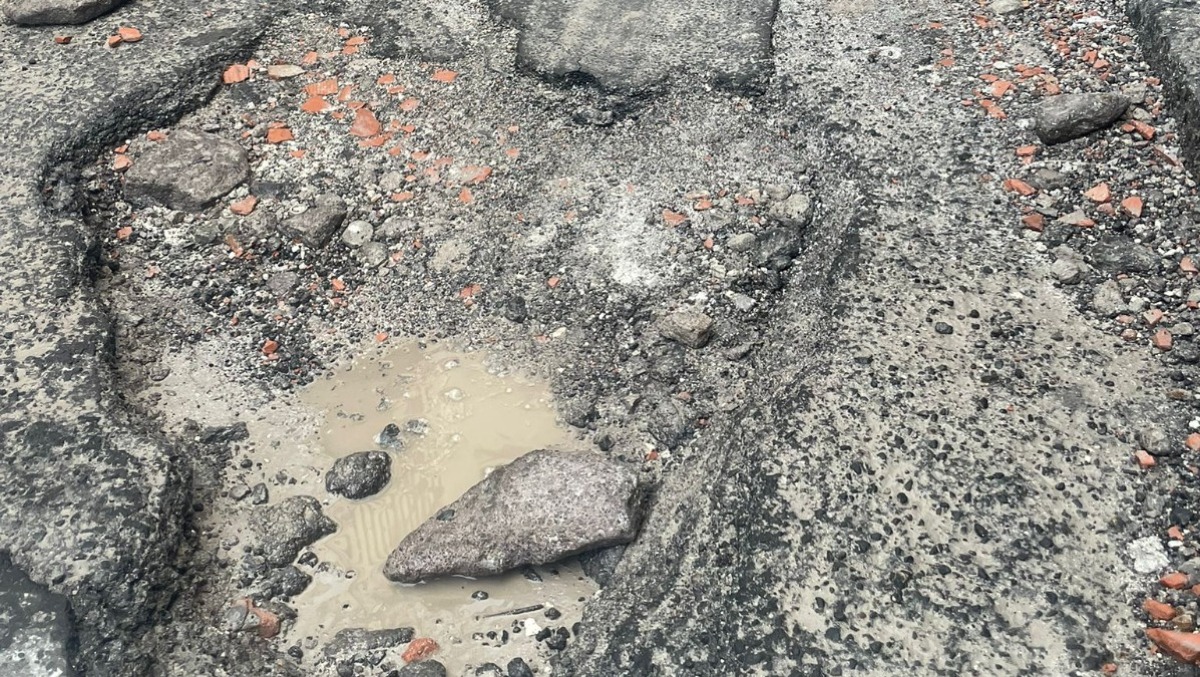 Paternò, strada devastata tra San Gaetano e Cappuccini: buca profonda 20 cm da oltre un mese - 