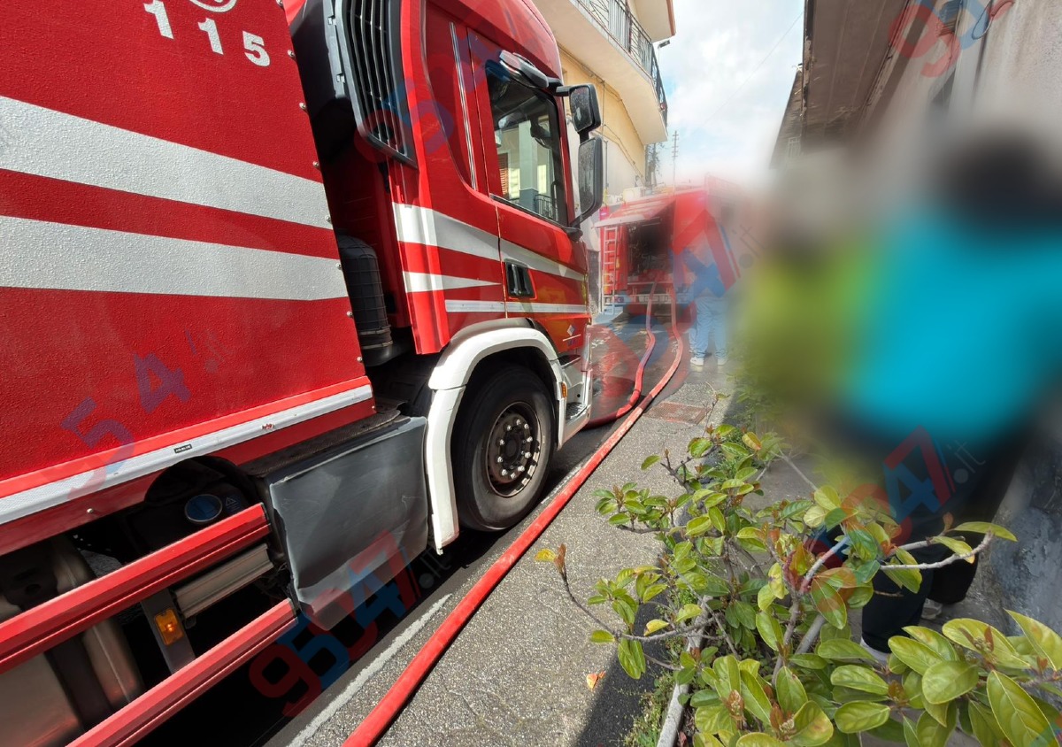 🔴🔴 ULTIM’ORA – Incendio in abitazione a Ragalna: fiamme minacciano altre case, Vigili del Fuoco e ambulanza sul posto - 