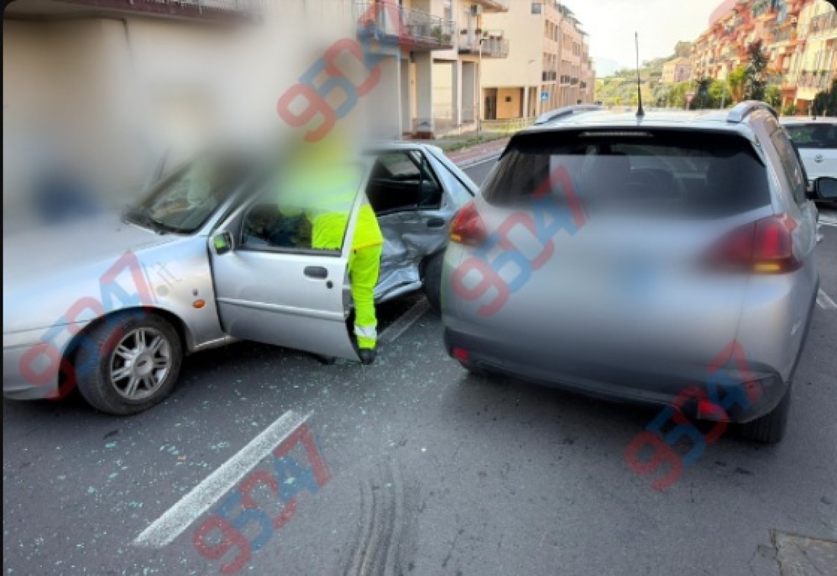 Incidente a Paternò in via Alcide De Gasperi: quattro persone trasferite in ospedale - 0803