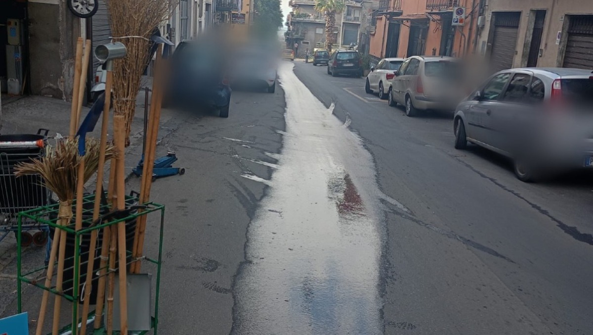 Paternò, perdita d’acqua da oltre un mese in via Giovanni Verga: residenti segnalano fuoriuscita sempre più forte - 