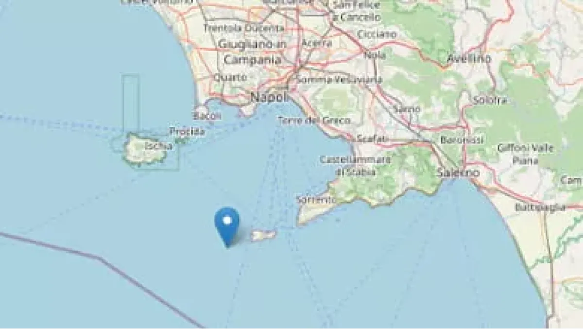 Forte terremoto nel Tirreno a mezzanotte: magnitudo 5.9 a 414 km di profondità, scossa avvertita in tutta Italia - 