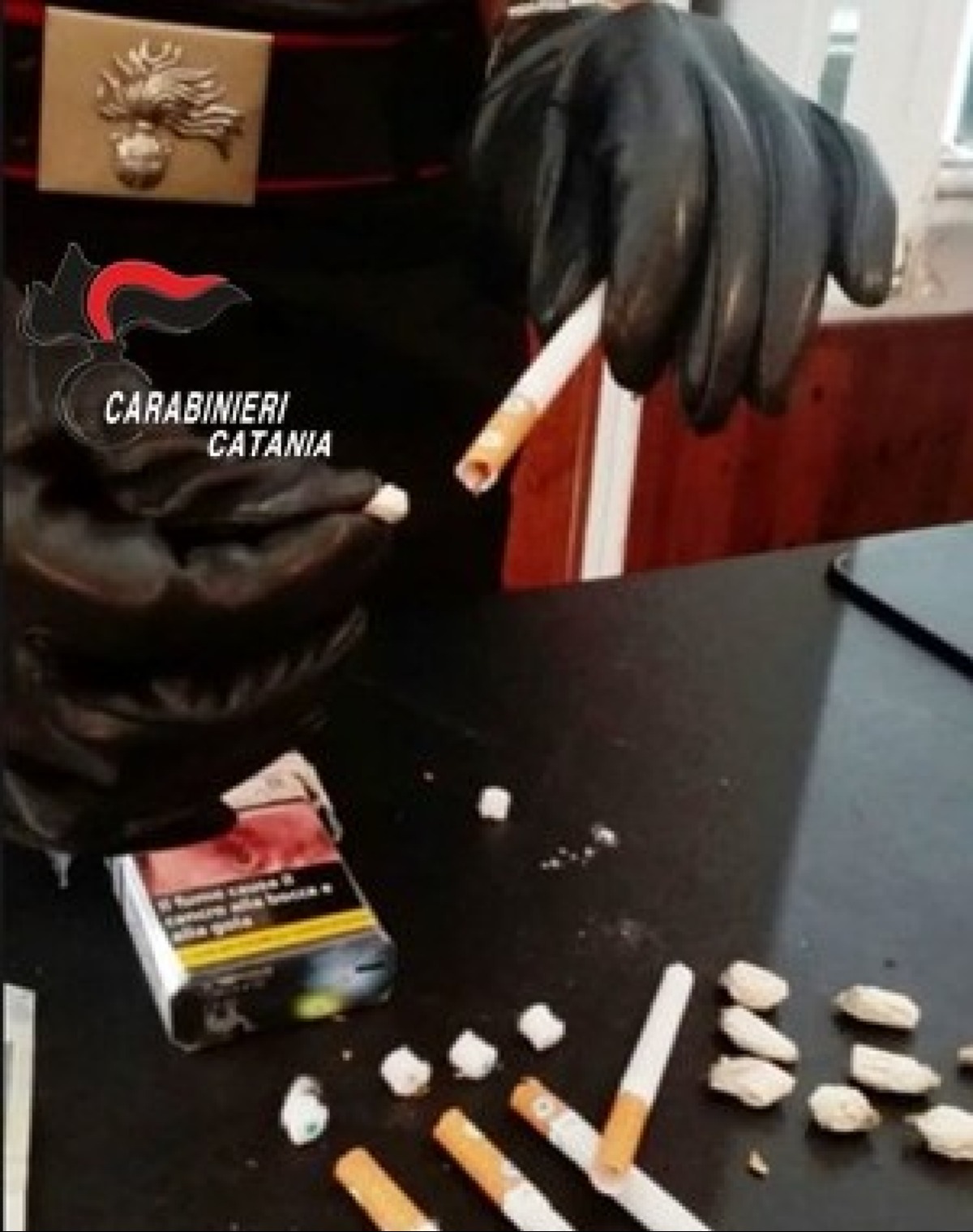 Paternò, ai domiciliari ma continuava a spacciare: 48enne arrestato con crack e cocaina nascosti nei pacchetti di sigarette - 