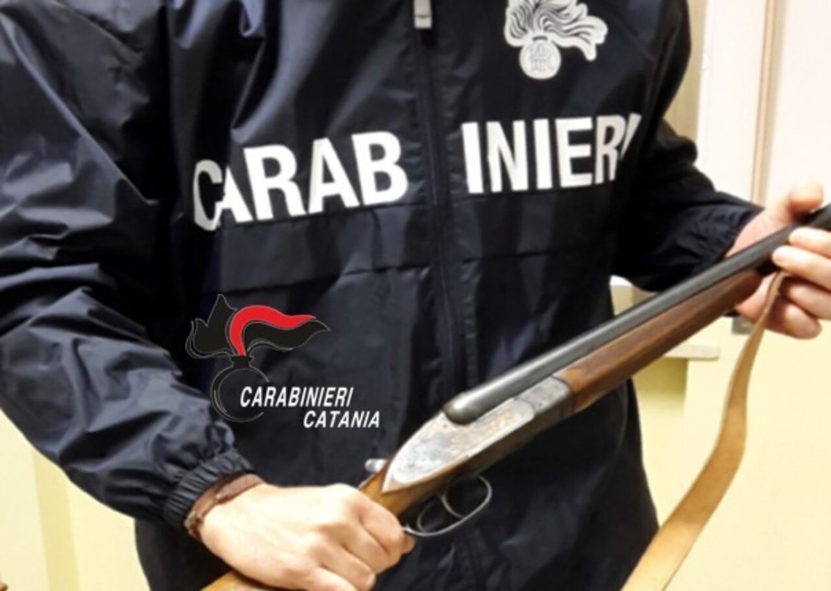 Ramacca, in casa il fucile del padre morto senza denunciarlo: 39enne denunciata dai Carabinieri - 