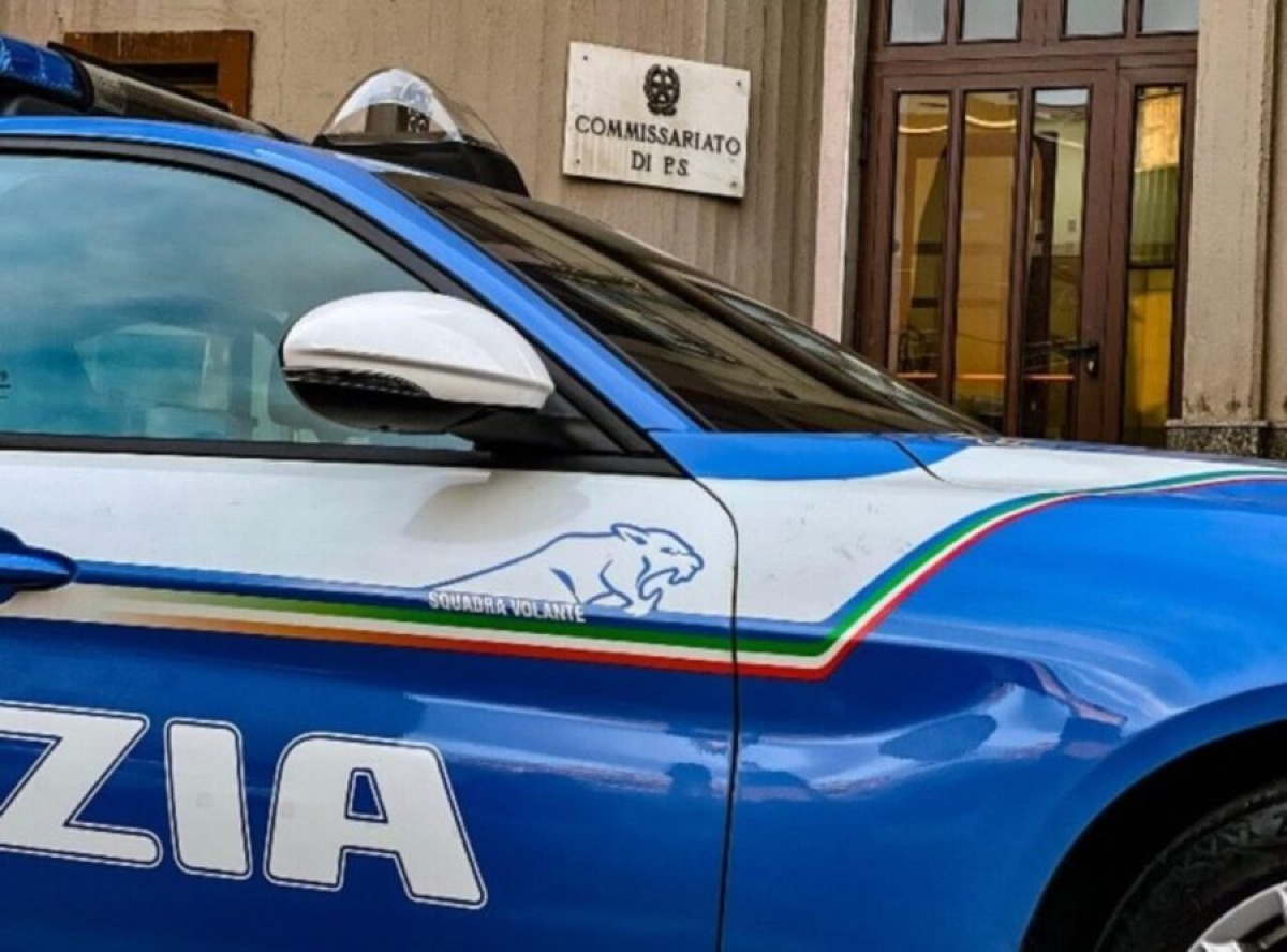 Adrano, contromano in centro con accetta in auto: fermati due uomini senza patente e con targhe false - 