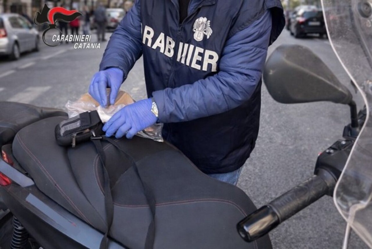 Scambia i Carabinieri per clienti e prova a vendere droga: arrestato 46enne a Catania - 