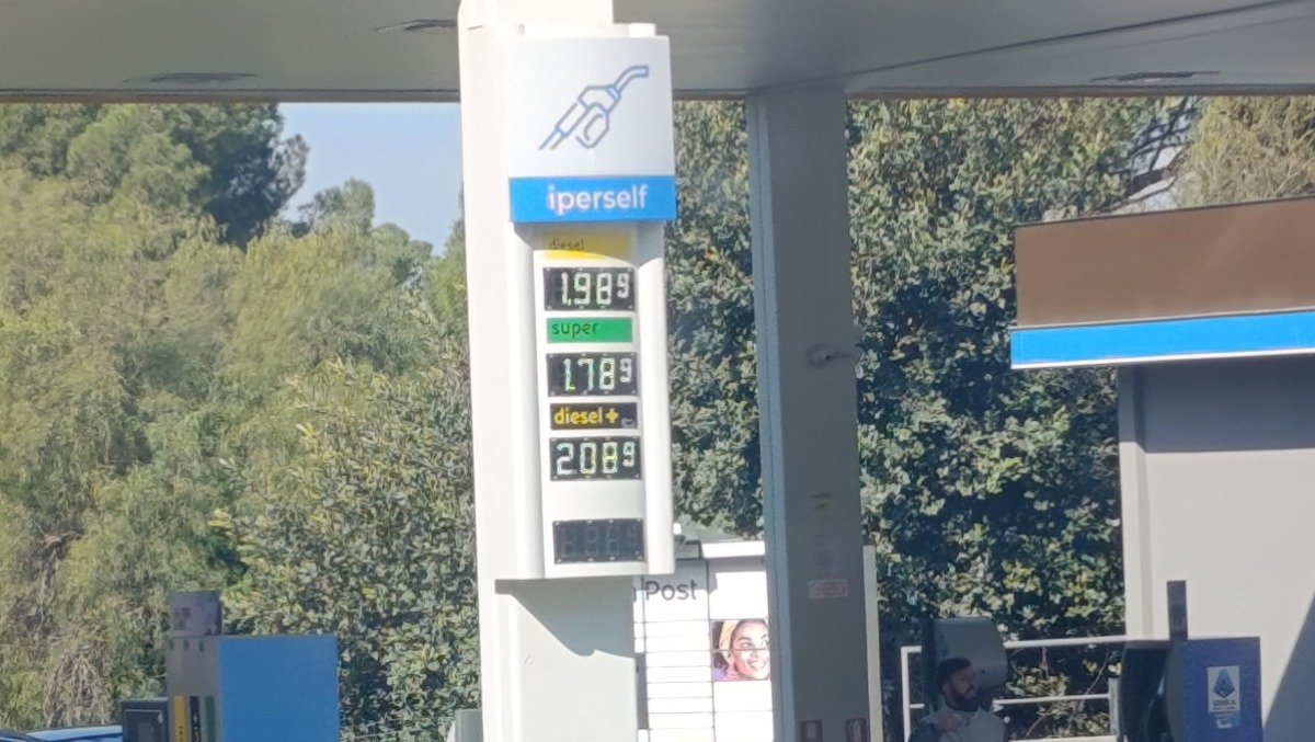 Fare il pieno costa sempre di più: nuovi rincari su benzina e diesel - 