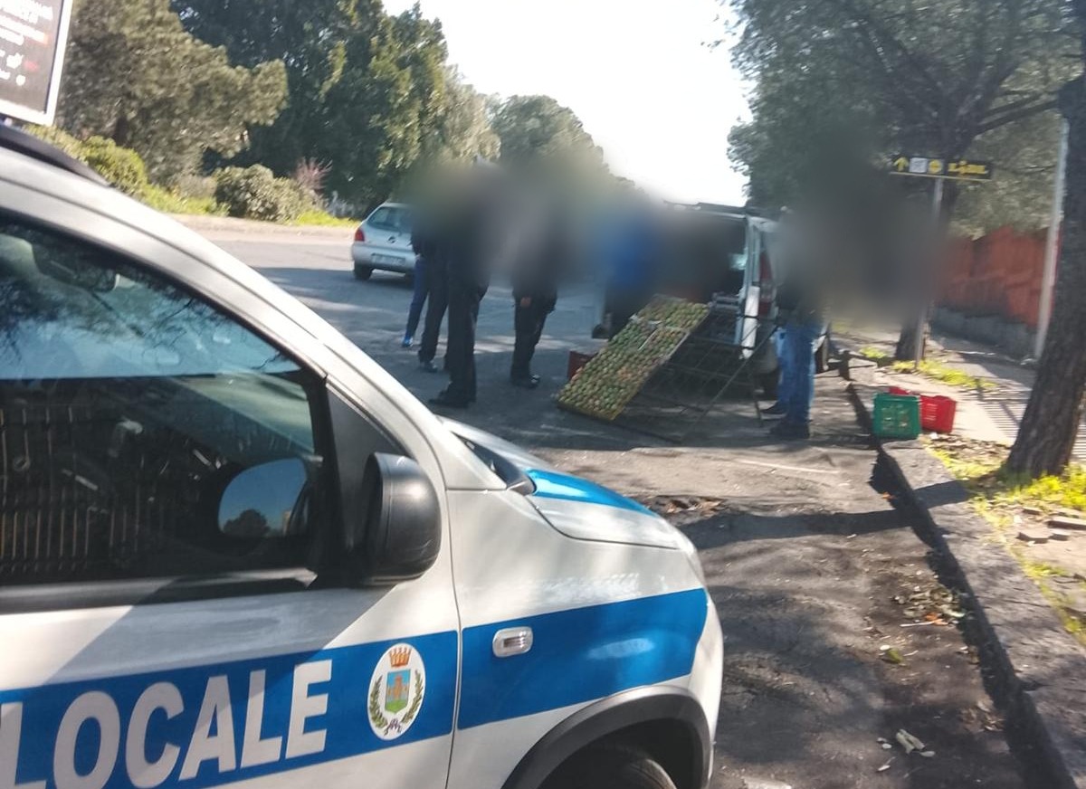 Paternò, blitz contro gli ambulanti abusivi nel centro: 10mila euro di multe e 600 kg di merce sequestrata - 