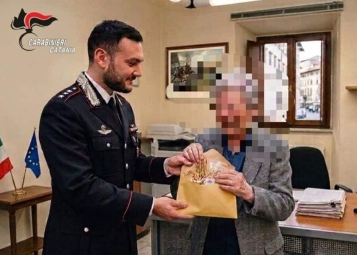 Valverde, finge di essere un carabiniere per truffare una donna: 19enne arrestato mentre ritira gioielli e contanti - 