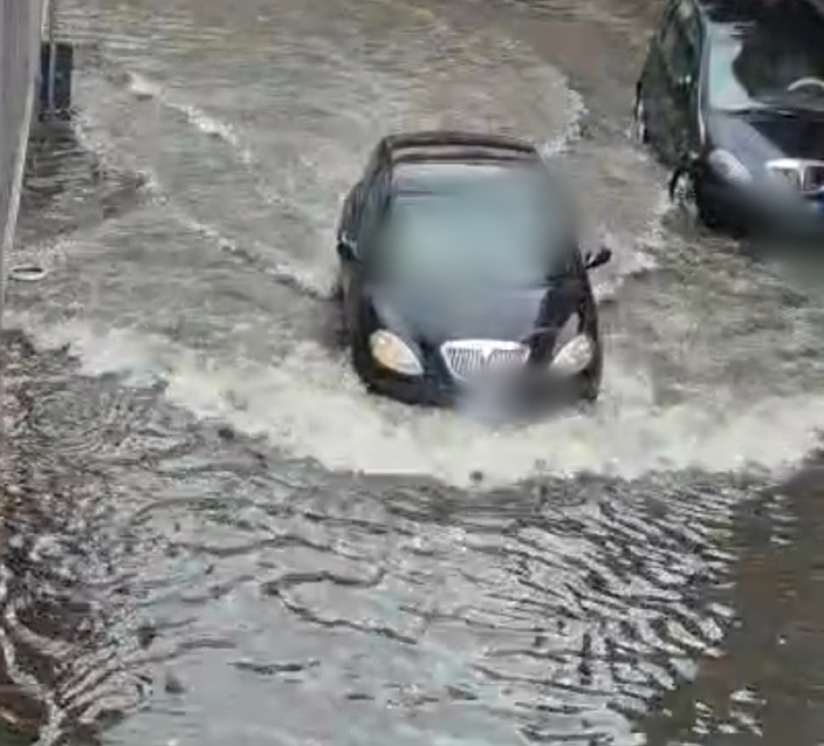 Paternò, pioggia intensa: strada allagata e infiltrazioni nei garage in via Luigi Rizzo - 