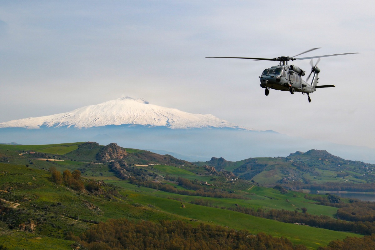 Elicotteri militari USA sull’Etna: addestramento dalla base di Sigonella. La US Navy chiarisce: “Voli di routine nel rispetto delle norme italiane” - 