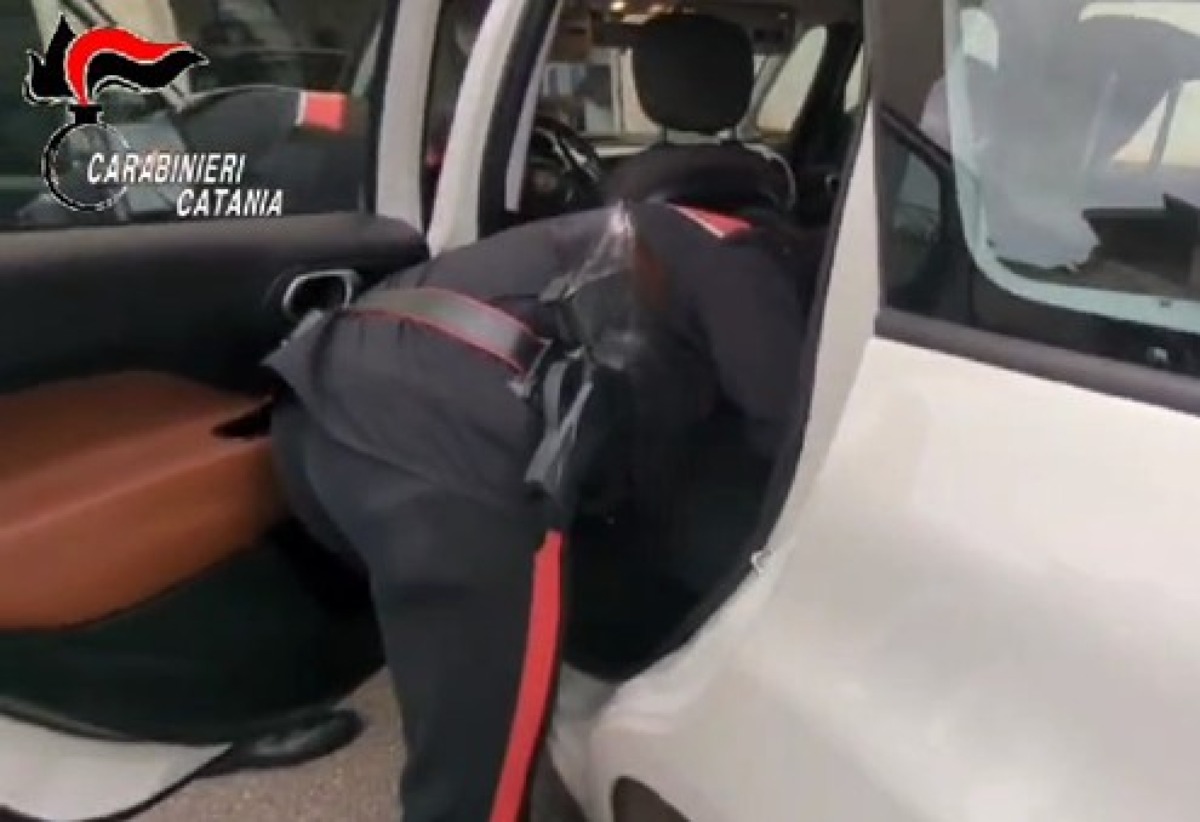 Paternò, arrestato 40enne con crack e cocaina: denunciato un 22enne per un ordigno artigianale - 