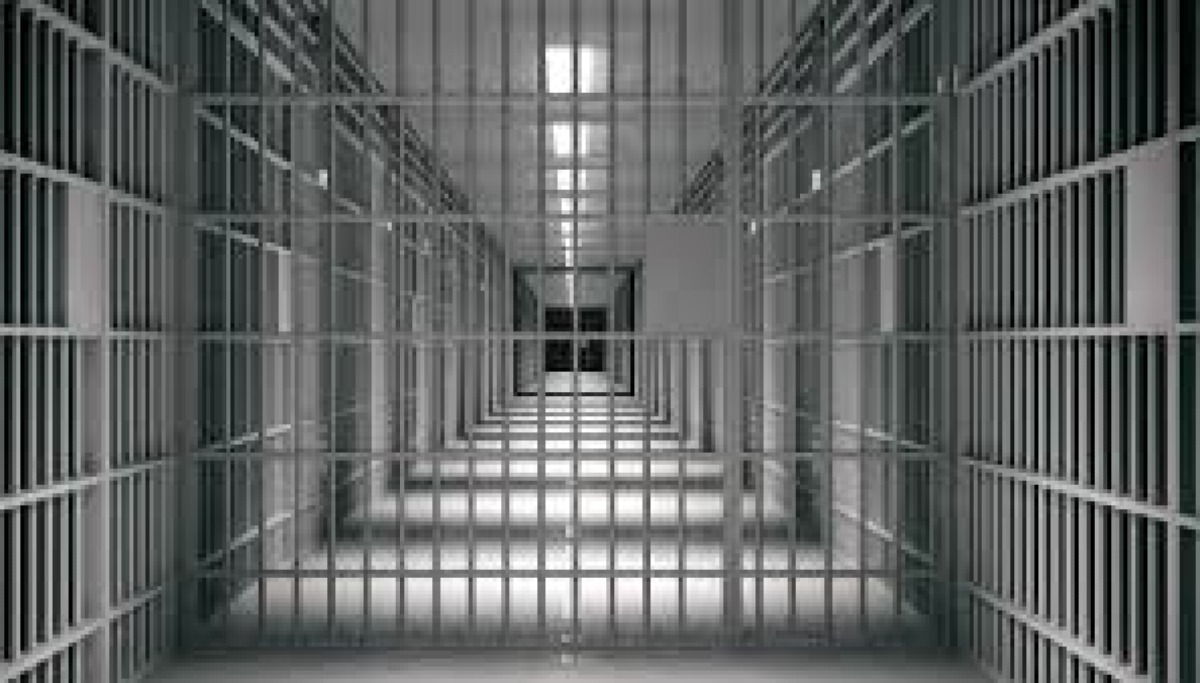 Carcere di Piazza Lanza, detenuto impazzisce e aggredisce gli agenti: sei feriti - 