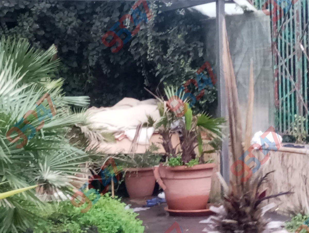 Paternò, notte sotto pioggia e vento: qualcuno dorme in strada in pieno centro (foto) - 