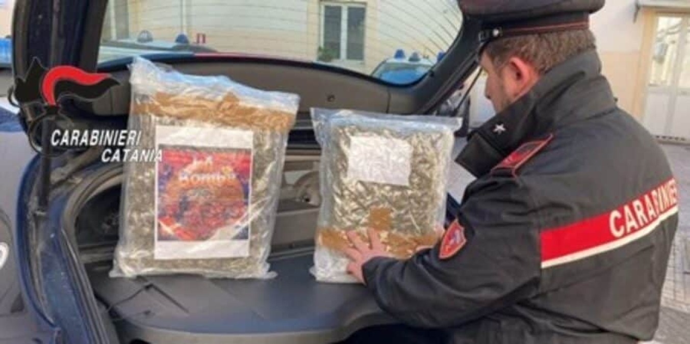 🔴 Catania, fermato in scooter: nelle buste della spesa 2,2 kg di marijuana “la bomba”, arrestato - 