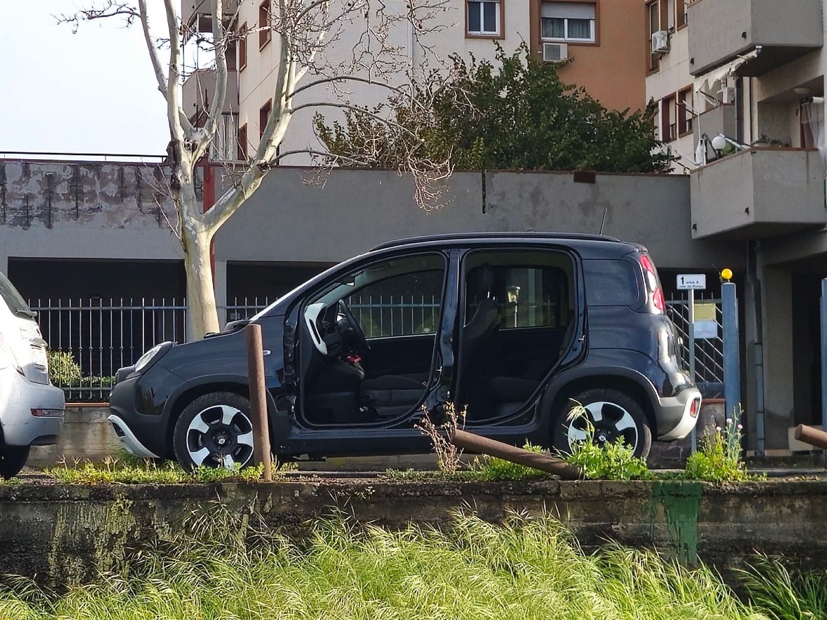 Paternò, raid nella notte in viale dei Platani: auto smontata e pezzi portati via - FOTO FACEBOOK 