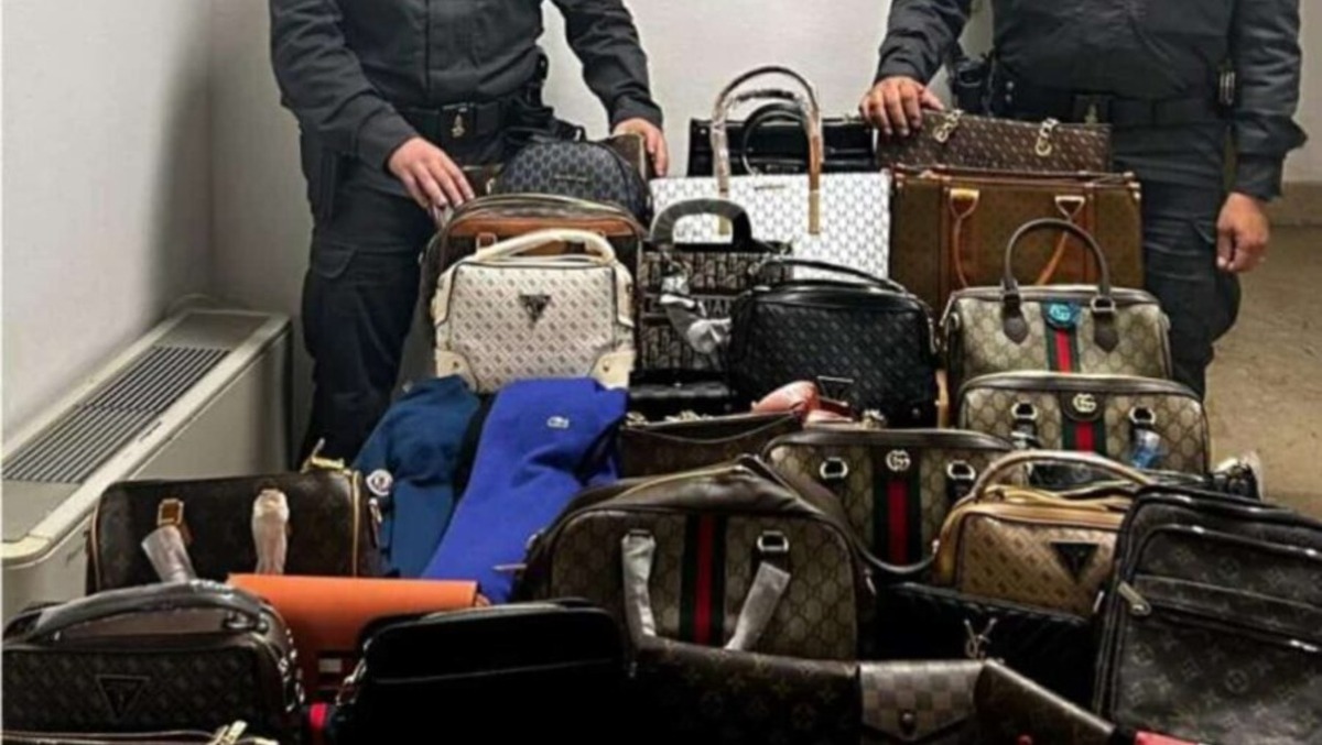 Misterbianco, fabbrica del falso scoperta: oltre 10mila capi sequestrati - 