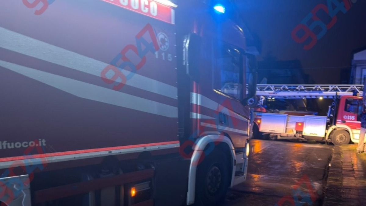 🔴 ULTIM’ORA –  Incendio a Motta Sant’Anastasia: Vigili del Fuoco e ambulanze sul posto, persone intossicate - 
