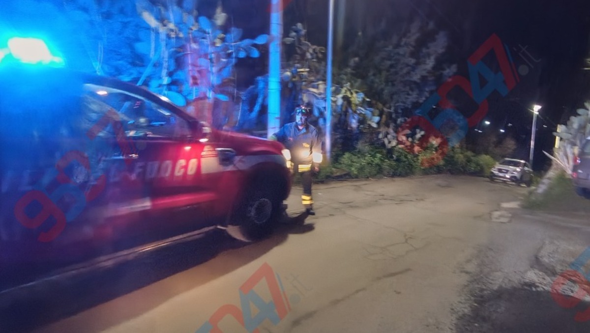 PATERNO’. Auto intrappolata sulla Tre Case: Vigili del Fuoco sul posto, strada chiusa ma transenne spostate - 
