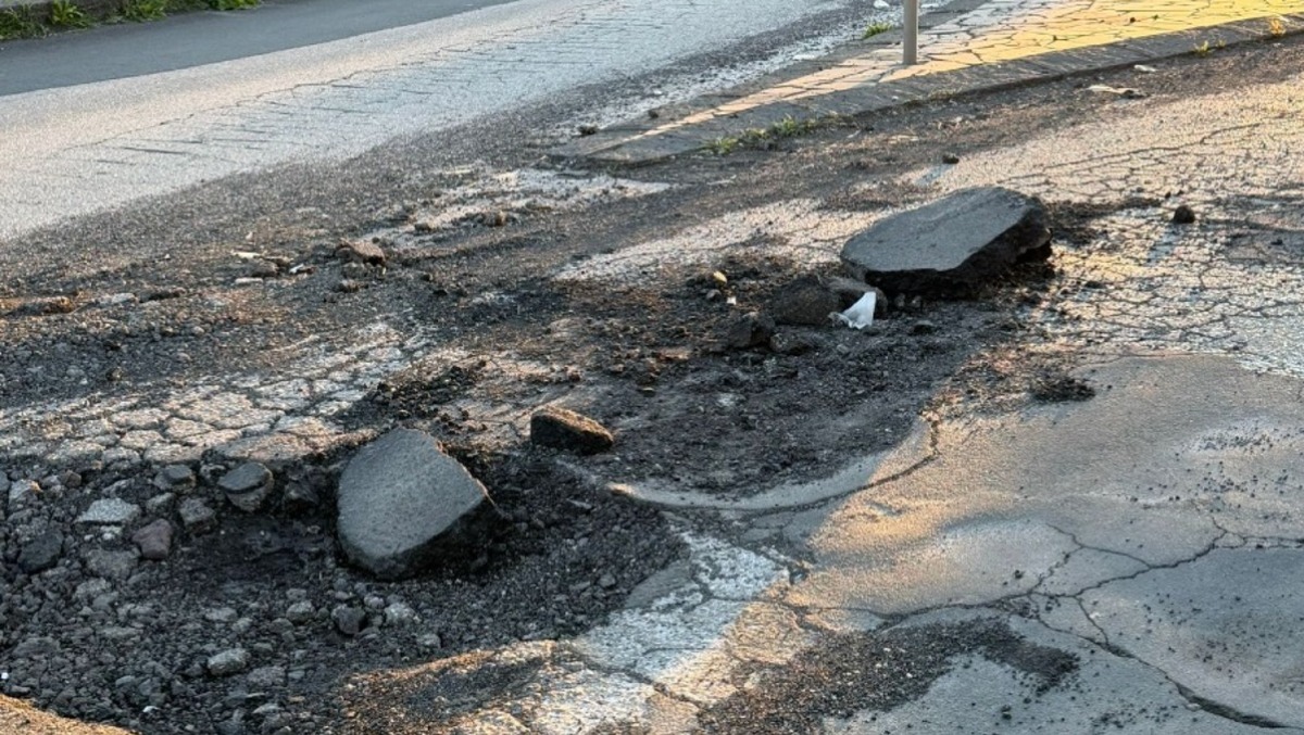 🚨 Paternò, voragine in strada: segnalazioni a raffica per la buca pericolosa in via delle Ninfee - 