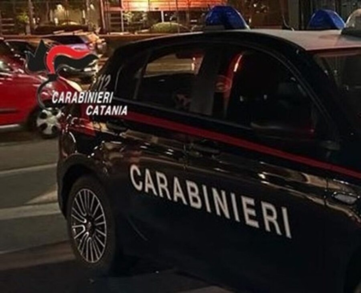 Catania, sorpreso mentre aspettava un acquirente per la consegna: spacciatore denunciato - 