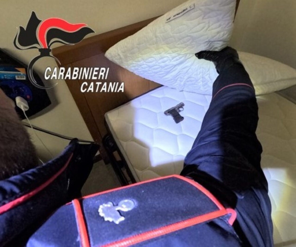 Maletto, minaccia la compagna: in casa due pistole clandestine, arrestato 33enne - 