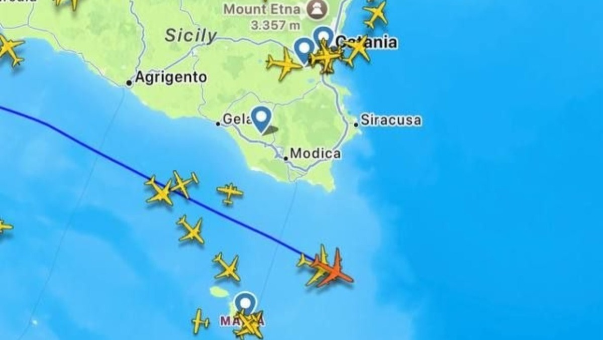 Passaggio di un bombardiere sopra la Sicilia: volo tracciato nel Mediterraneo - 