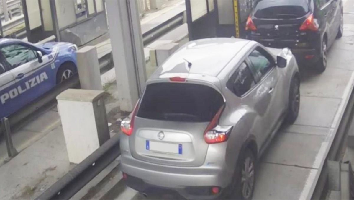 A18 Messina-Catania, il trucco dei caselli per “ripulire” soldi sporchi: arrestati due catanesi. Con 50 centesimi “pulivano” 50 euro - 