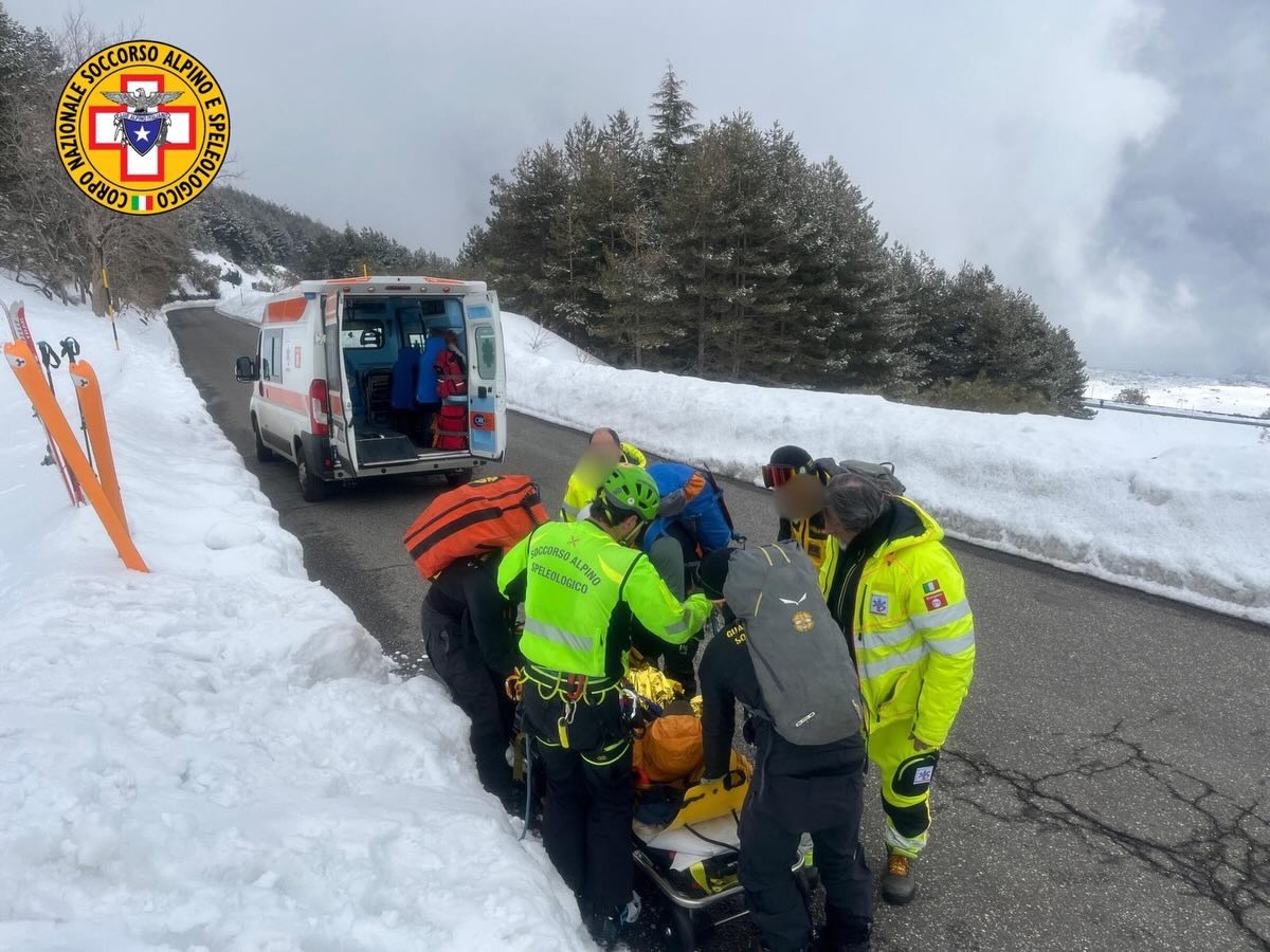 Iintervento di soccorso sul versante sud dell’Etna, dove un scialpinista è rimasto ferito a seguito di una caduta nel “Canalone di Rocca Sabb d - 