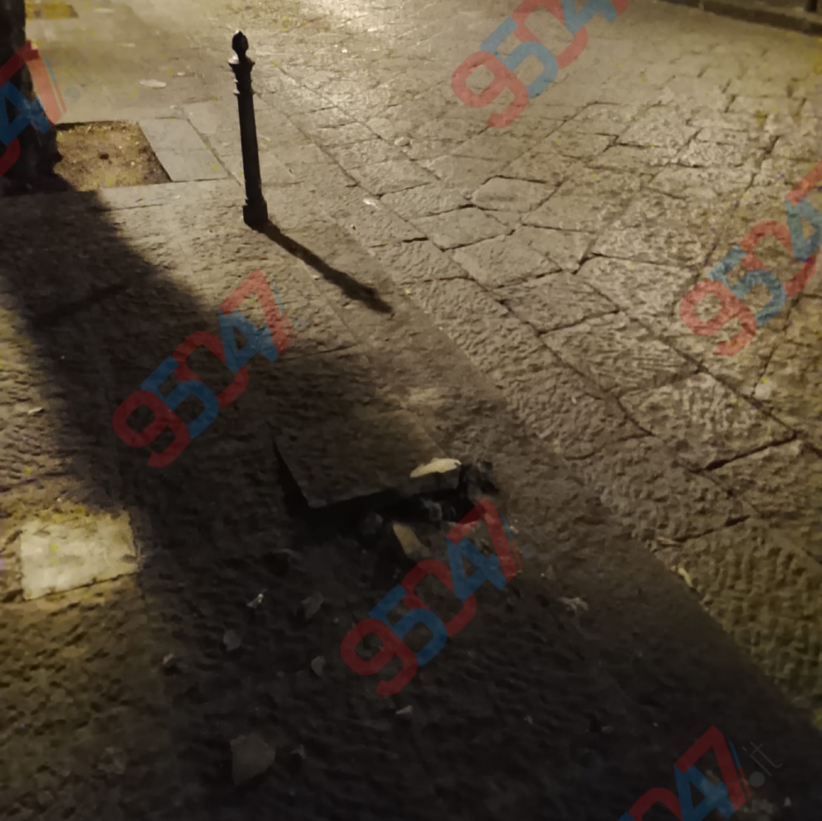 Paternò, auto sul marciapiede e paletto abbattuto in via Santa Caterina - 