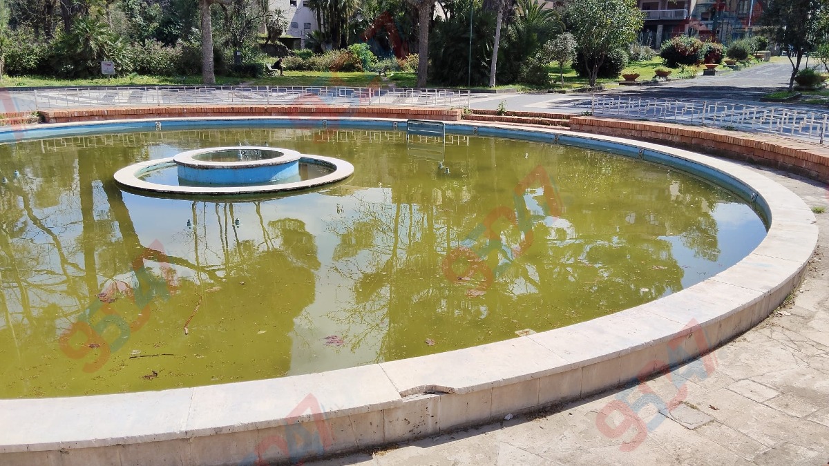 Paternò, degrado a Villa Moncada: piscina con acqua torbida e cattivi odori - 