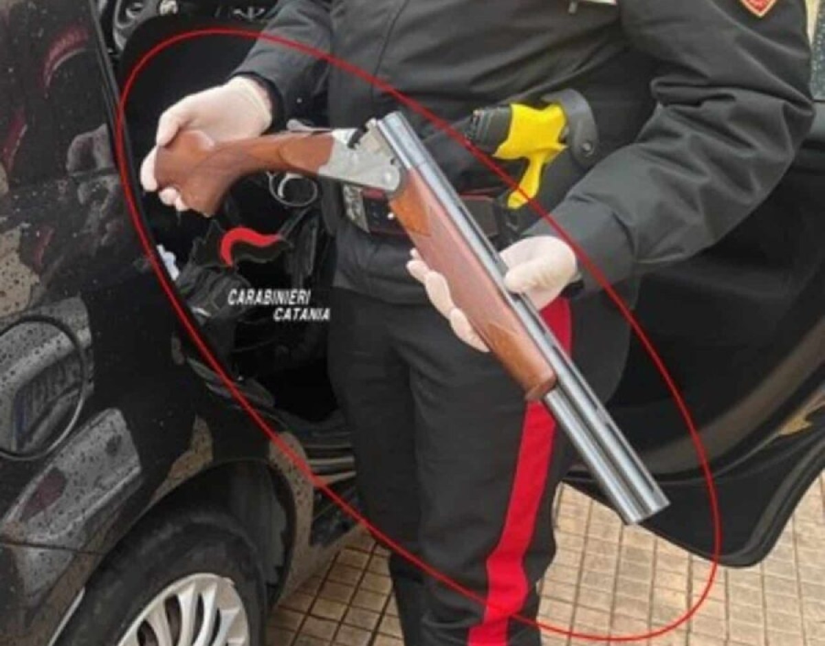 Fermato con un fucile rubato in auto: arrestato 25enne domiciliato a Misterbianco - 