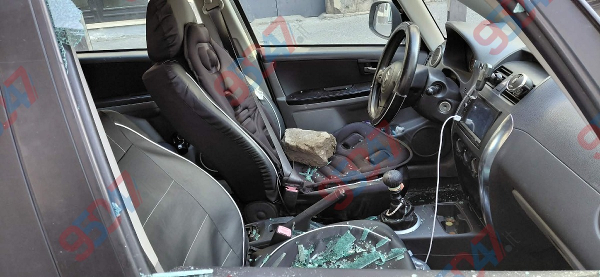 Paternò, atto vandalico in pieno centro: auto distrutta con un mattone per un parcheggio - 