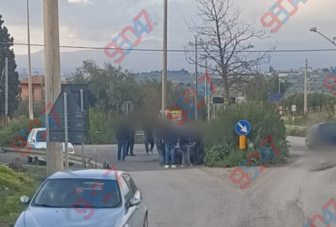 🚨 ULTIM'ORA – PATERNO': scontro tra due auto al Bivio delle 4 Strade. IN AGGIORNAMENTO  - 