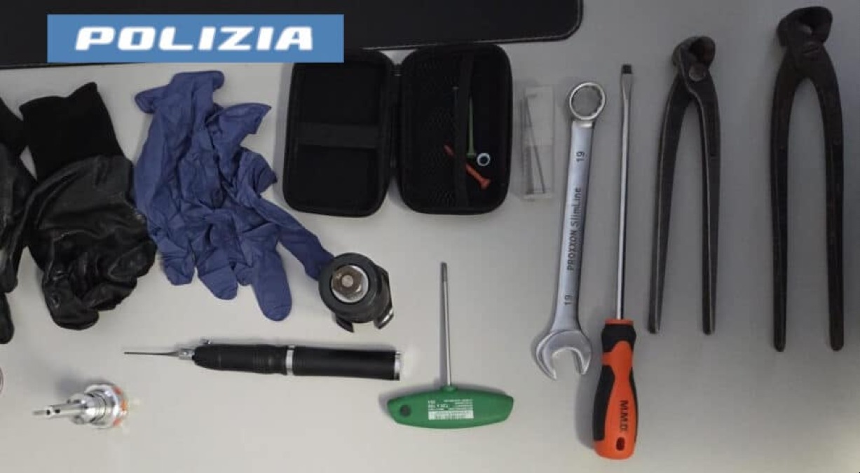Catania, sorpresi in un condominio con arnesi da scassinatore, denunciati due - 