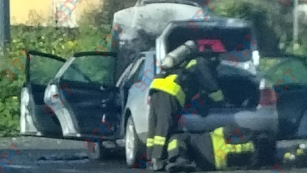 🔴🔴 ULTIM'ORA. 🔥 CATANIA, AUTO IN FIAMME DAL COFANO: paura per gli occupanti, nessun ferito - 