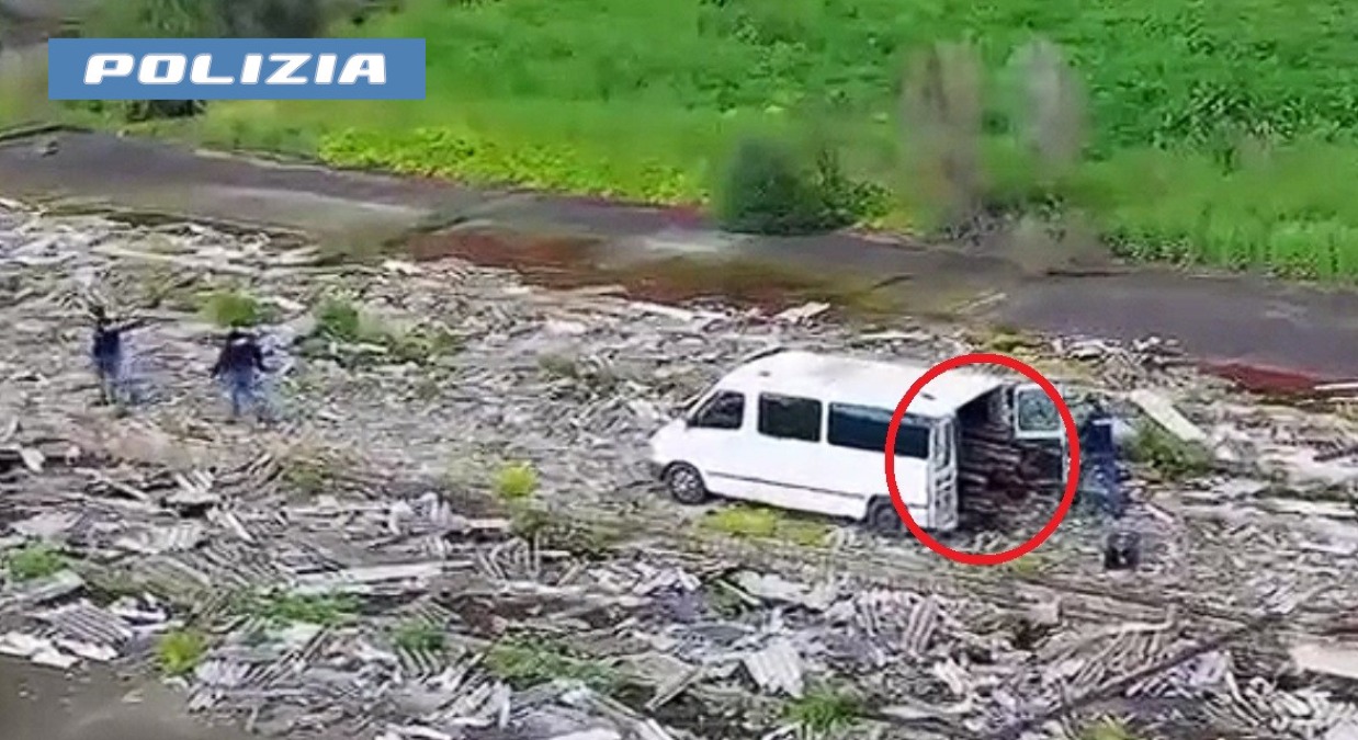    SORPRESI A TAGLIARE TUBI IN FERRO IN UN EX STABILIMENTO DELLA ZONA INDUSTRIALE: TRE ROMENI ARRESTATI DALLA POLIZIA DI STATO - 