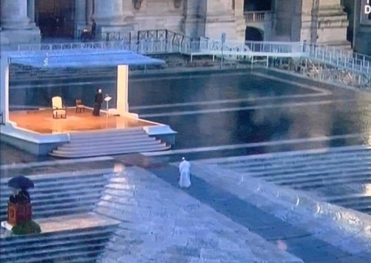 Sei anni fa il mondo si fermava: Papa Francesco solo sotto la pioggia, l’immagine simbolo del Covid - 