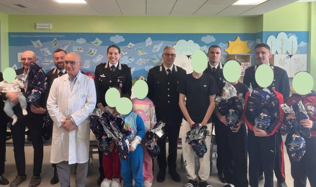 Catania, entrano in reparto con le uova di Pasqua: la sorpresa dei Carabinieri ai bambini - 
