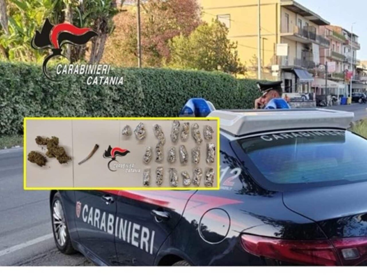 Giarre, ai domiciliari con braccialetto ma spacciava in casa: denunciato 21enne - 