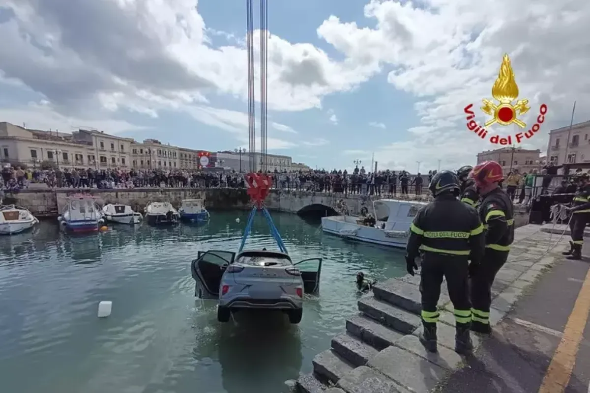 Siracusa, auto precipita nel porto di Ortigia con madre e bimba di 5 anni: salvate da due passanti - 