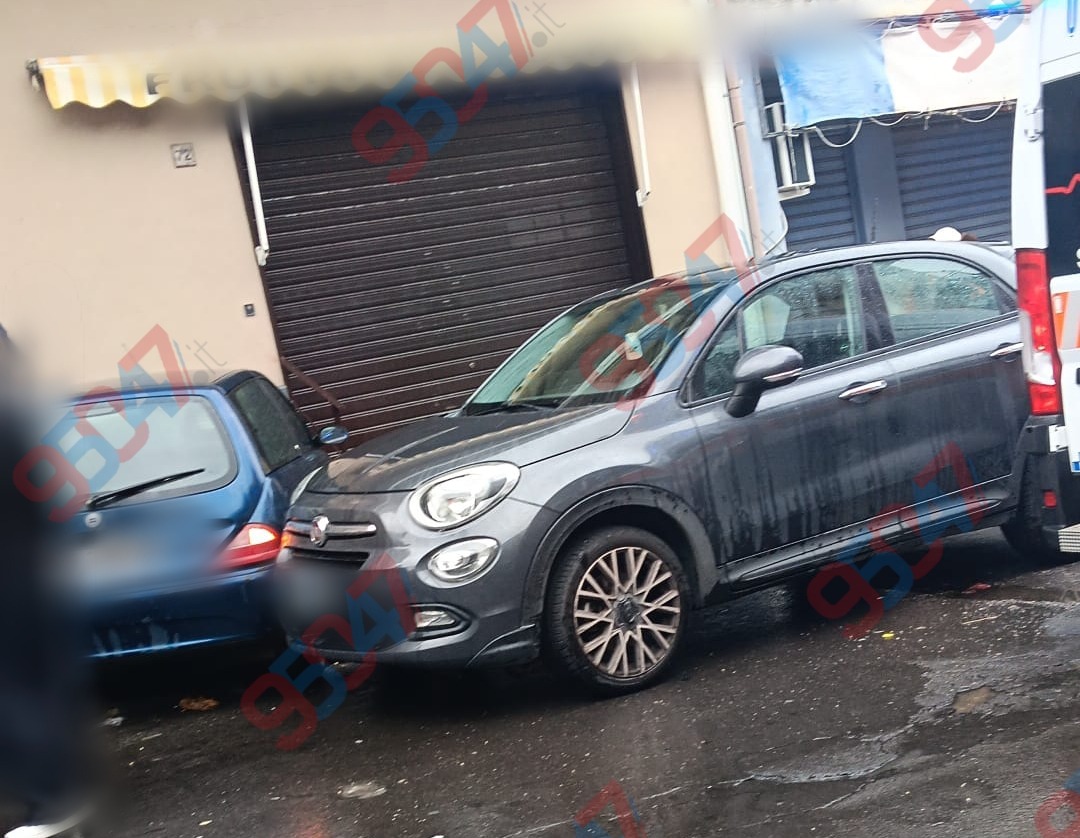 🚨 ULTIM’ORA – Paternò:  scontro tra due auto, una finisce contro un muro. Ambulanza e vigili sul posto - 