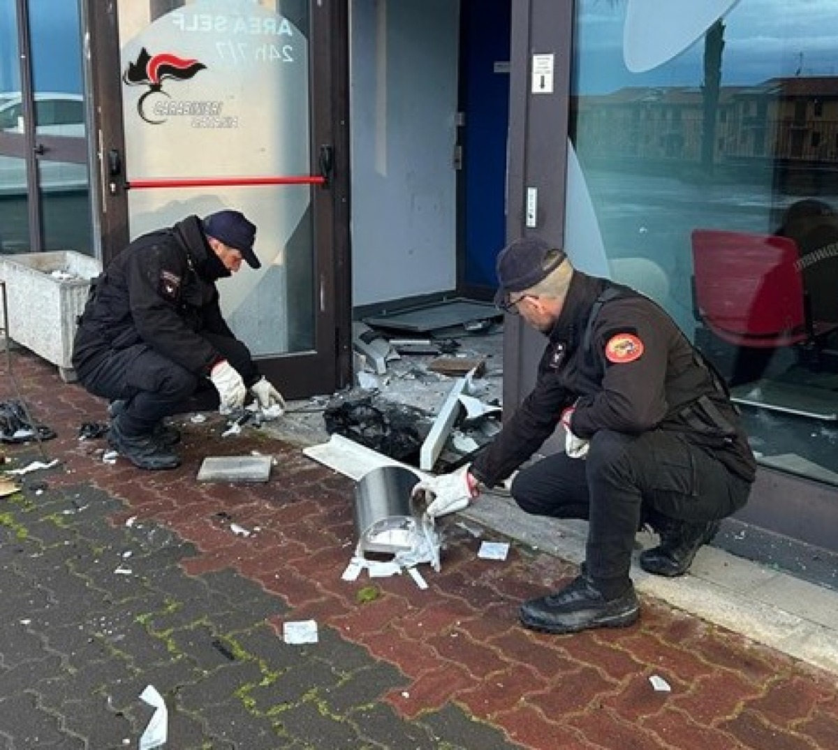 Mascalucia, assalto al bancomat con esplosivo: fuga nella notte, inseguimento e arresto dopo lo schianto - 