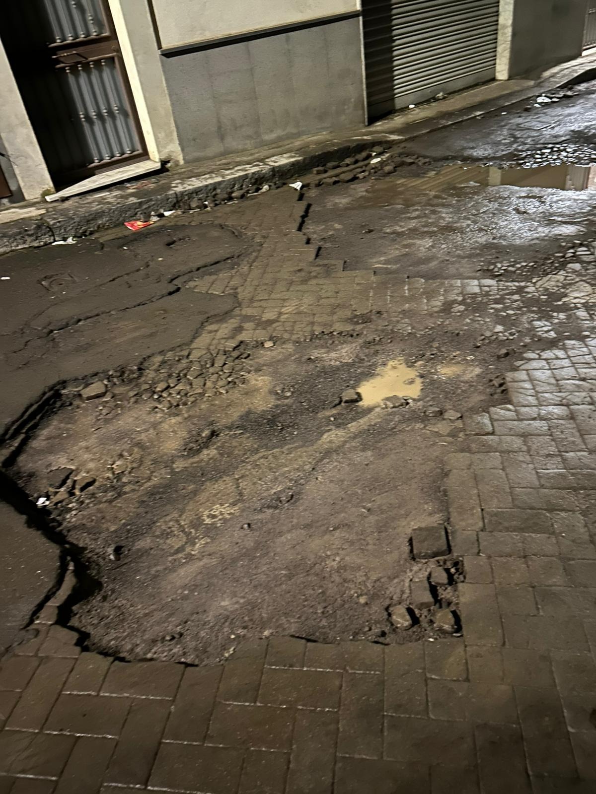 Paternò, segnalazione da via Carso: buca pericolosa, cade scooterista - 