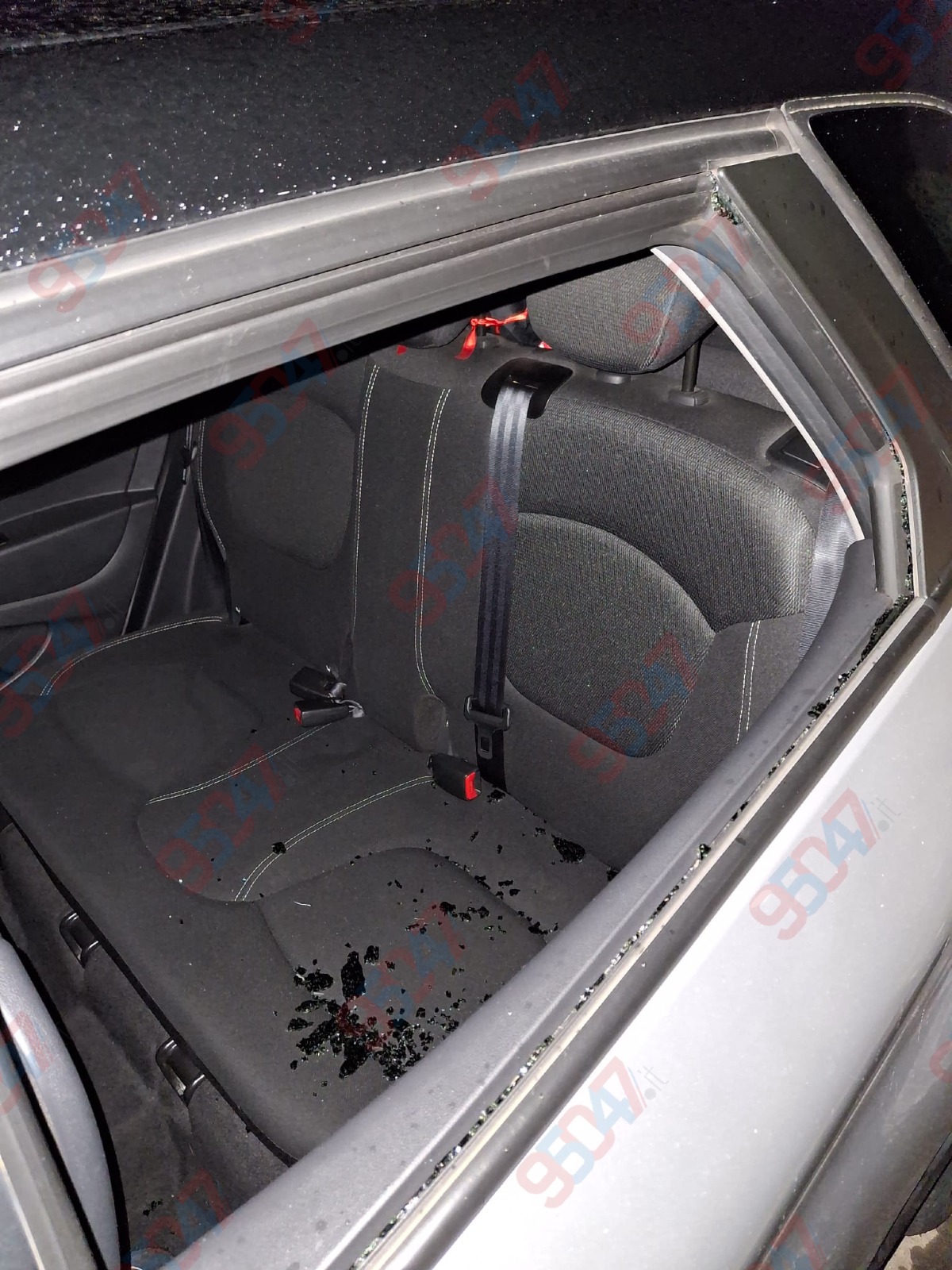 🔴 Paternò, lascia l’auto per la messa del Giovedì Santo e la trova spaccata: “Ridate i documenti importanti”