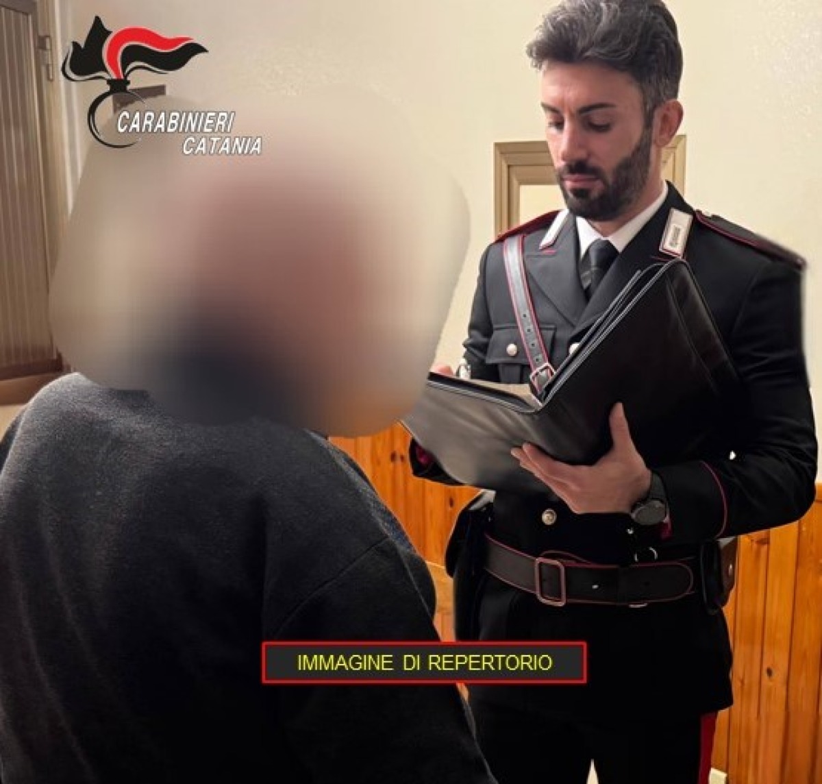 Paternò, notte di terrore: minaccia di morte e chiede 1.000 euro davanti a due figli piccoli, arrestato