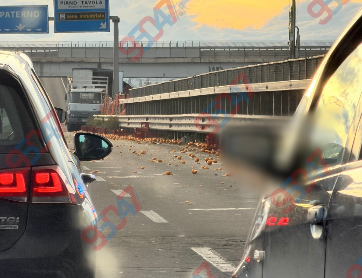 🔴🔴 ULTIM'ORA. Paternò, caos sulla SS121: camion perde carico di arance, traffico paralizzato