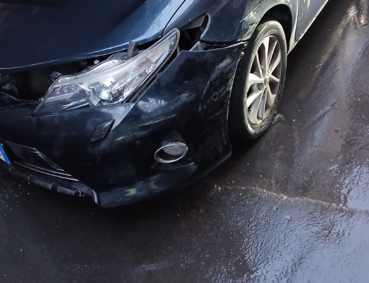 Paternò, tampona auto e fugge: caccia al furgone rosso - 