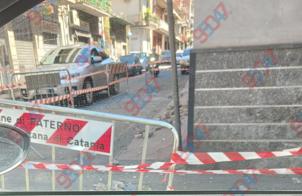 Paternò, cadono calcinacci dal secondo piano: Vigili del Fuoco in azione in via Fiume - 
